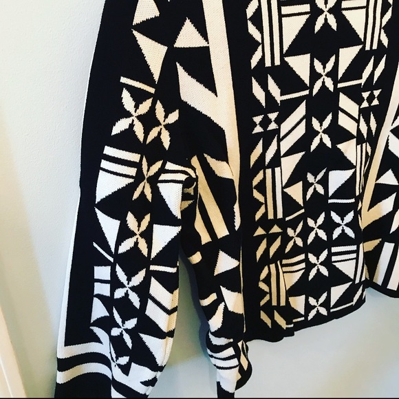 Geometric Aztec Pattern Sweater - Picture 6 of 6